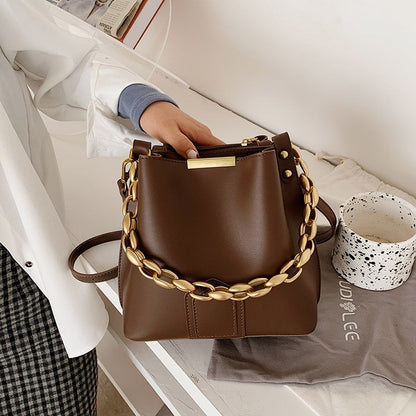 Vegane Leder-Beuteltasche mit goldener Kettenhenkel