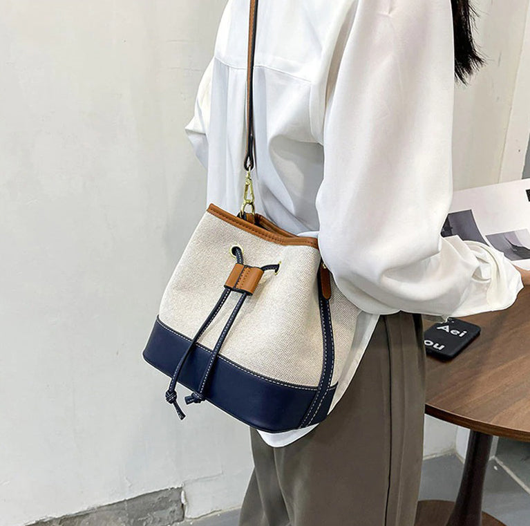 Canvas-Eimer-Tasche mit veganem Lederbesatz und Kordelverschluss