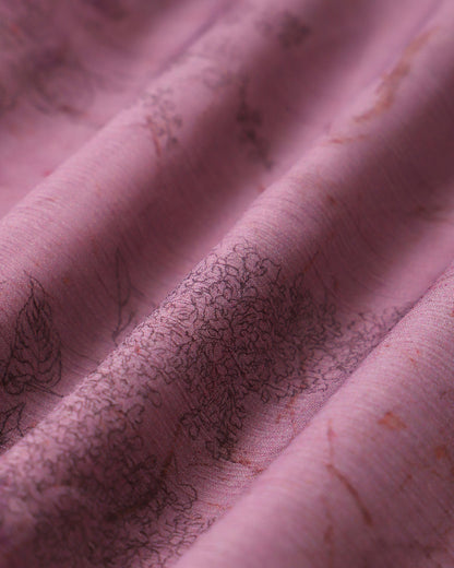 Fliederfarbenes Midi-Kleid mit Blumenmuster, Rüschen und Bindeträgern
