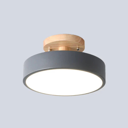 Skandinavische LED-Deckenlampe mit Holzdetails & modernen Farboptionen
