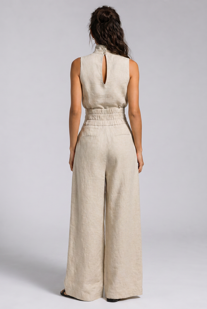 Damen Outfit aus Leinen als Zweiteiler mit weiter Beinform in frontaler Ansicht