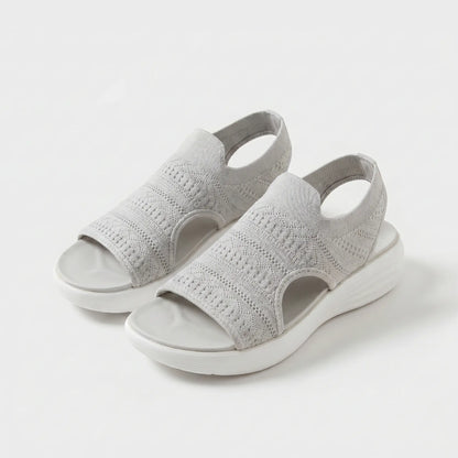 Damen Sandalen mit gepolstertem Fußbett am Fuß getragen