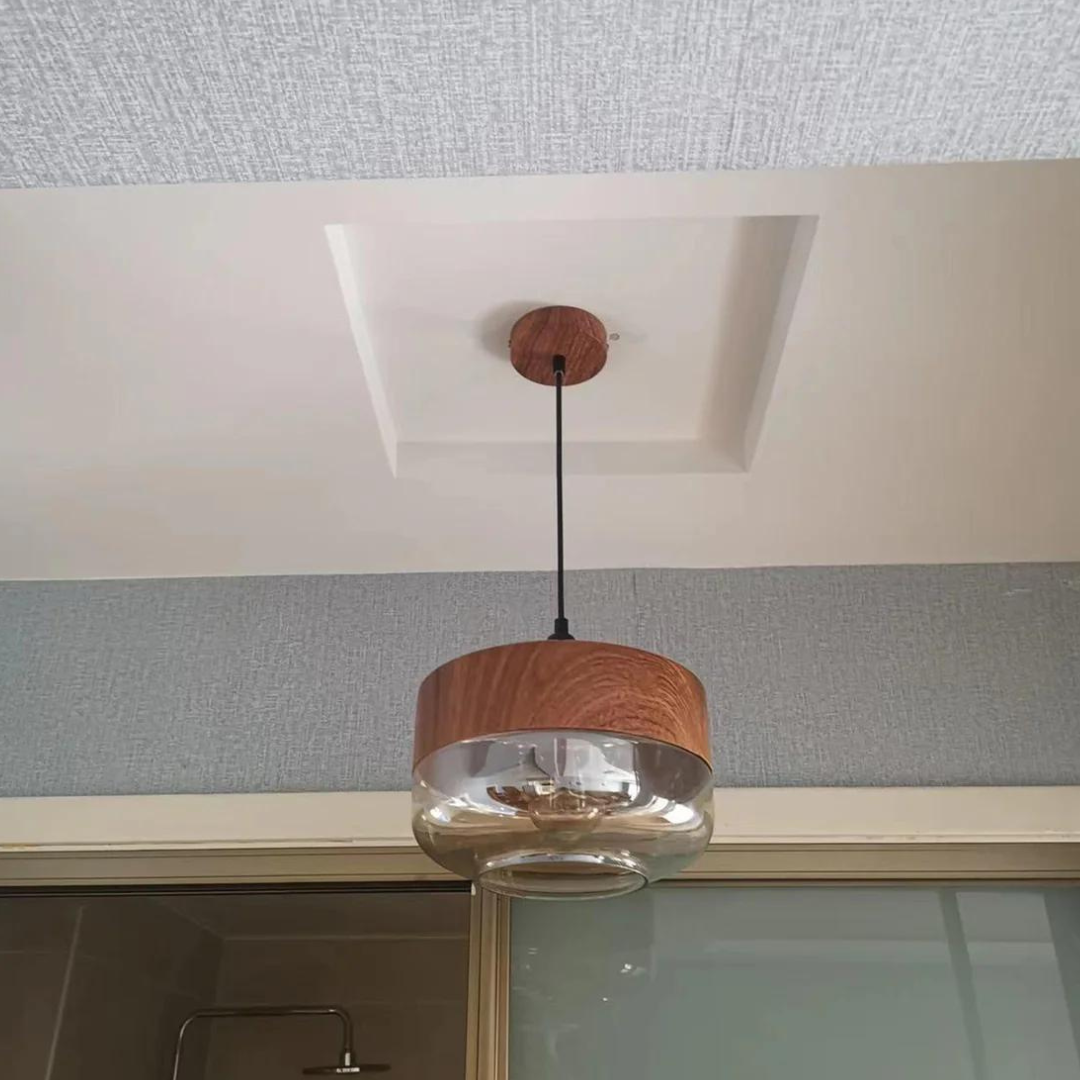 Skandinavische Holz-Deckenlampe mit getöntem Glas