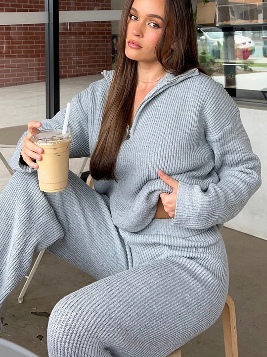 Damen Strick Kostüm Mit Minimalistischem Design