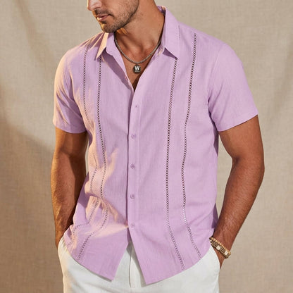 Herren Leinenhemd für den Sommer, getragen in lässigem Freizeitlook
