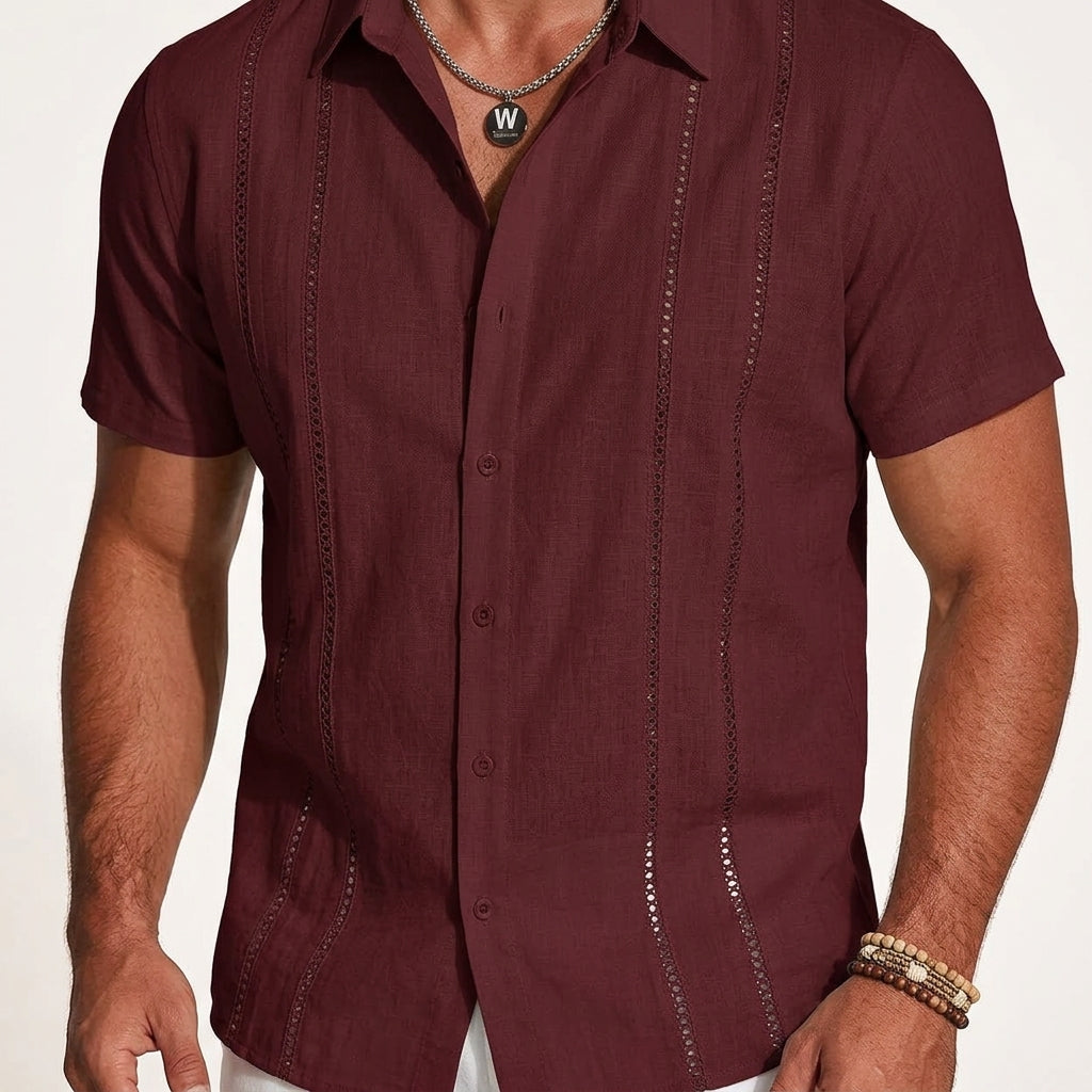 Detail des Camp-Kragens an einem Herren Leinenhemd in sommerlichem Stil
