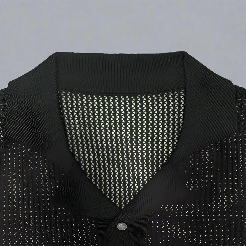Seitenansicht des Herren Strickhemds mit texturierter Strickoptik
