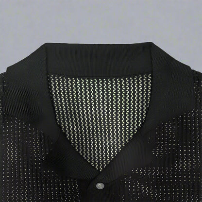 Seitenansicht des Herren Strickhemds mit texturierter Strickoptik