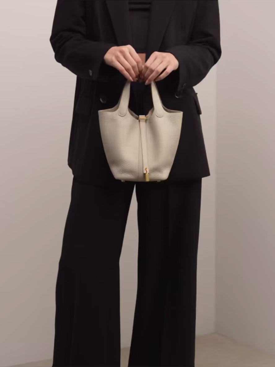 Lumière Blanc | Kompakte Handtasche aus genarbtem veganem Leder mit goldenen Details für Damen