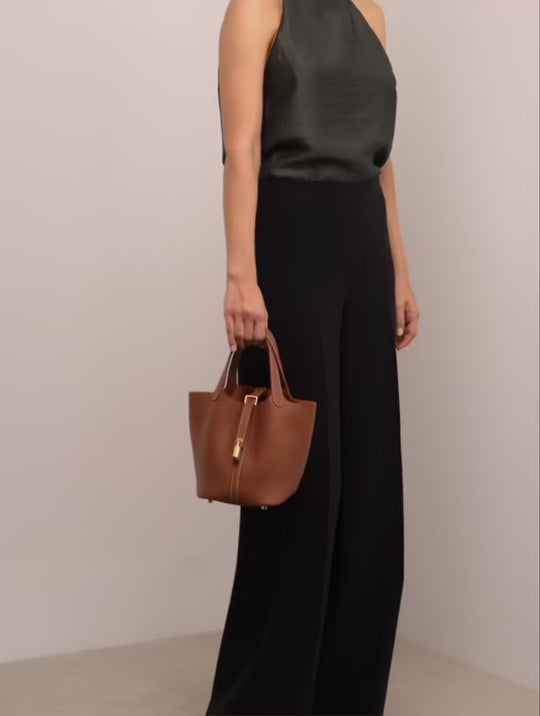 Lumière Brun | Kompakte Handtasche aus genarbtem veganem Leder mit goldenen Details für Damen