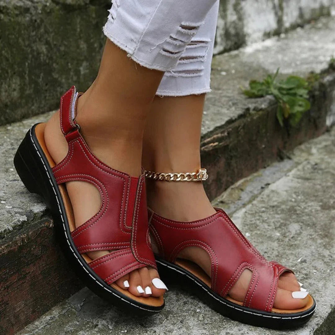 Seitliche Ansicht der Damen-Keilsandalen mit Keilabsatz