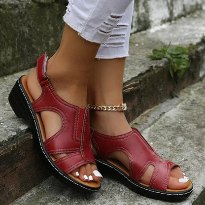 Seitliche Ansicht der Damen-Keilsandalen mit Keilabsatz
