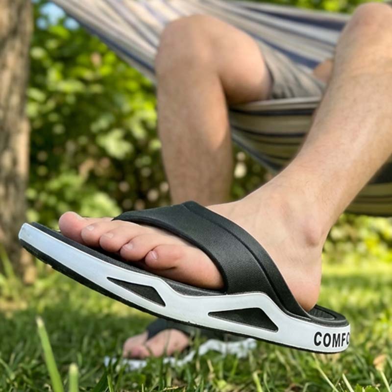 Herren Zehentrenner Sandalen in schräger Vorderansicht