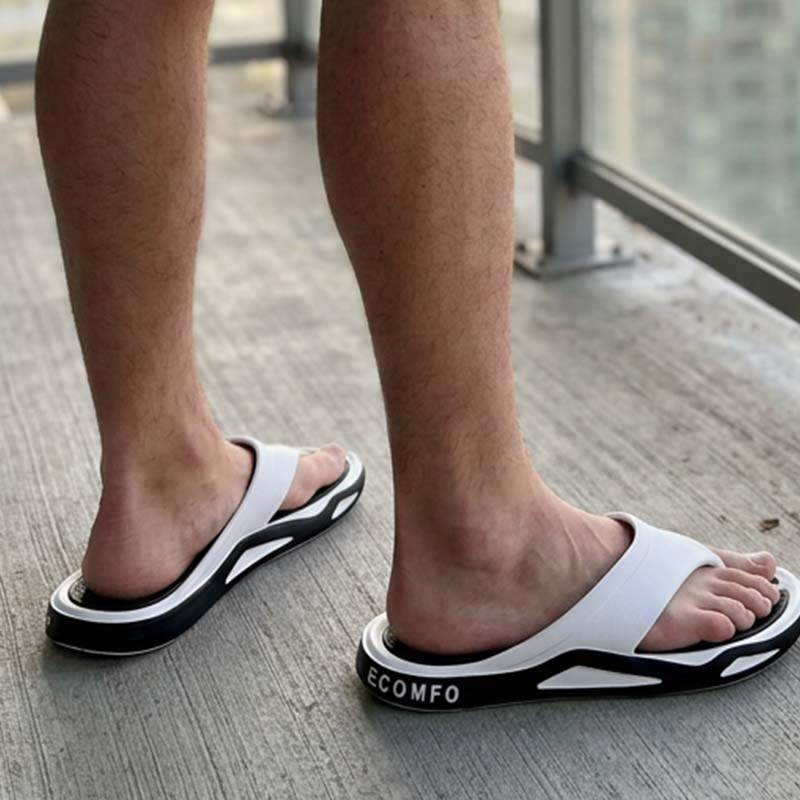 Herren Zehentrenner Sandalen in seitlicher Nahaufnahme