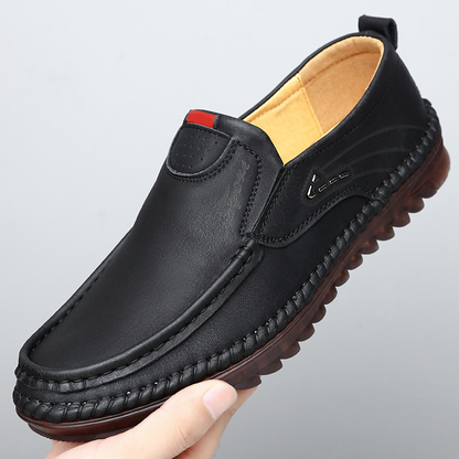 Schrägansicht der Herren-Loafer mit zeitlosem Look