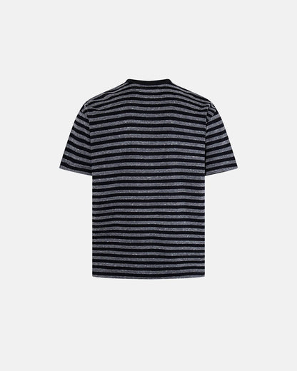 Damen T-Shirt mit Knopfleiste am Henley-Ausschnitt nah aufgenommen