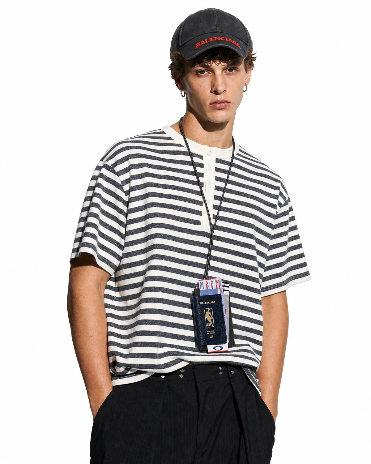 Damen T-Shirt mit Henley-Ausschnitt und kurzen Ärmeln im Detail