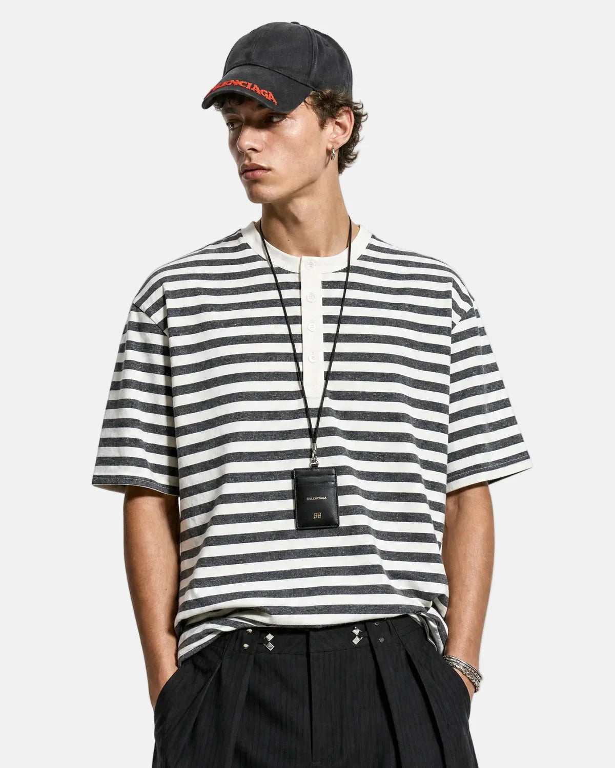 Damen T-Shirt mit Streifenmuster und Henley-Ausschnitt in Vorderansicht