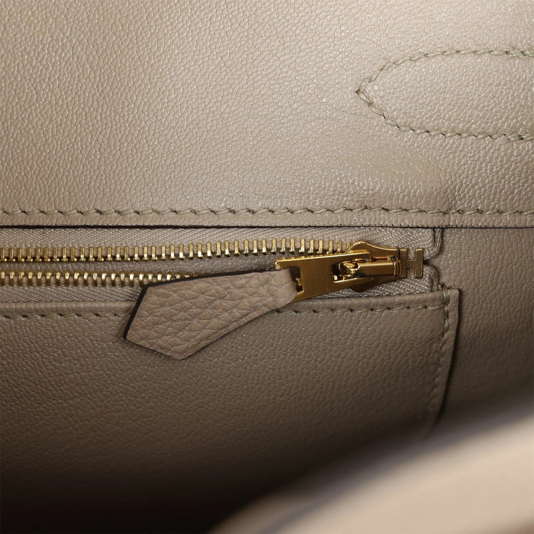 Elegante feste Handtasche mit Goldakzenten für Damen