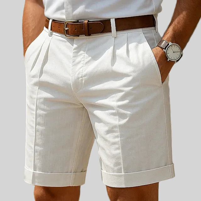Damen Sommer Shorts mit Falten und Umschlagsaum in Vorderansicht