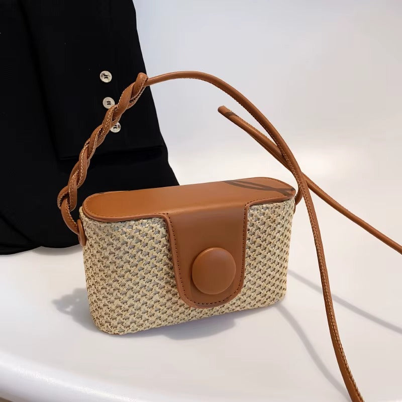 Geflochtene Strohtasche mit geflochtenem Henkel als Schultertasche