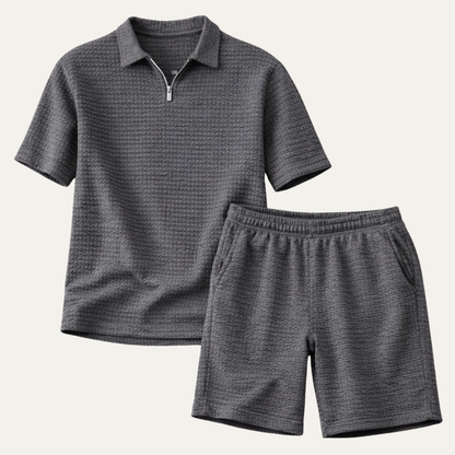 Polohemd und Shorts als Herren Sommeroutfit in abgestimmtem Waffelstrick