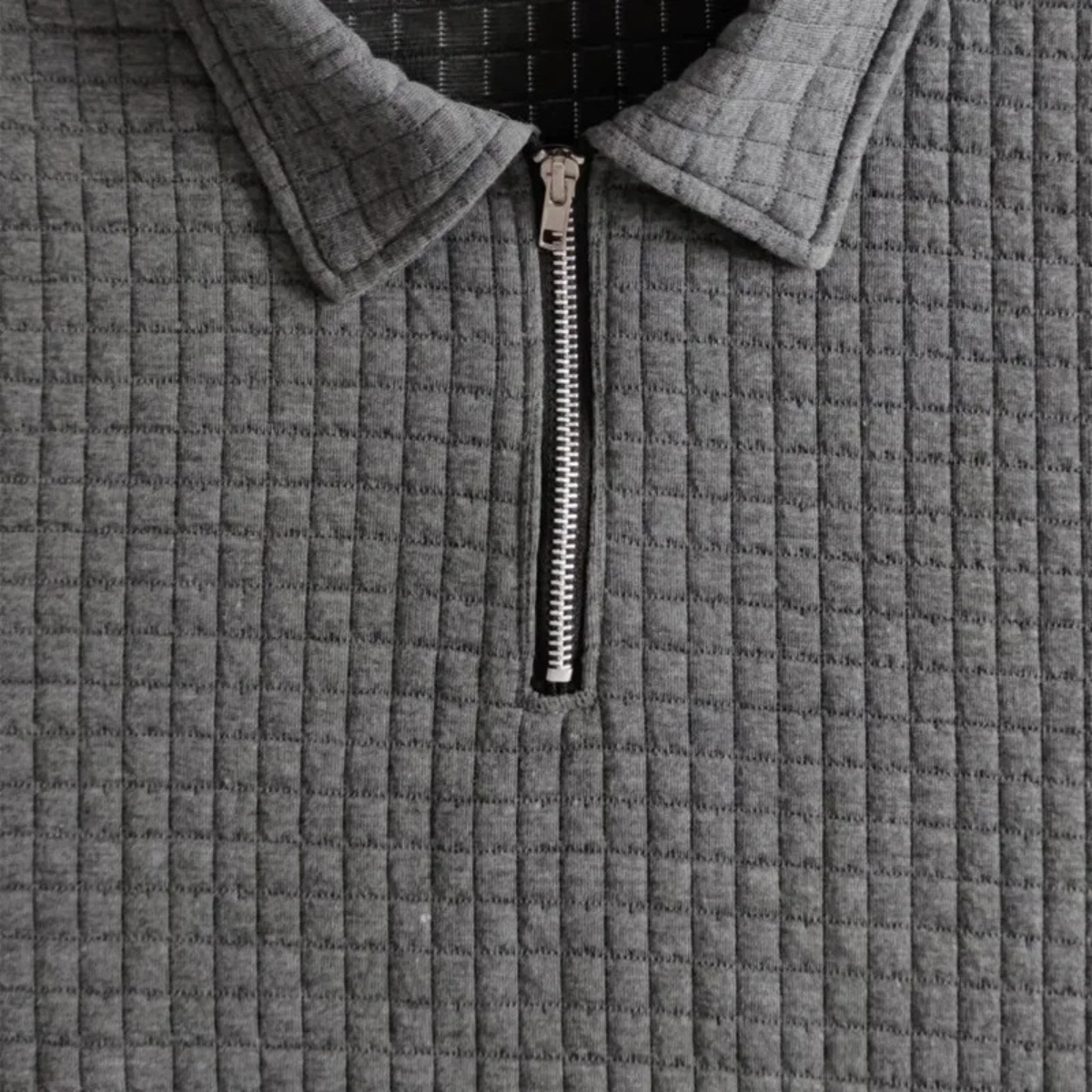 Detailansicht des Waffelstricks am Herren Polohemd und an den Shorts