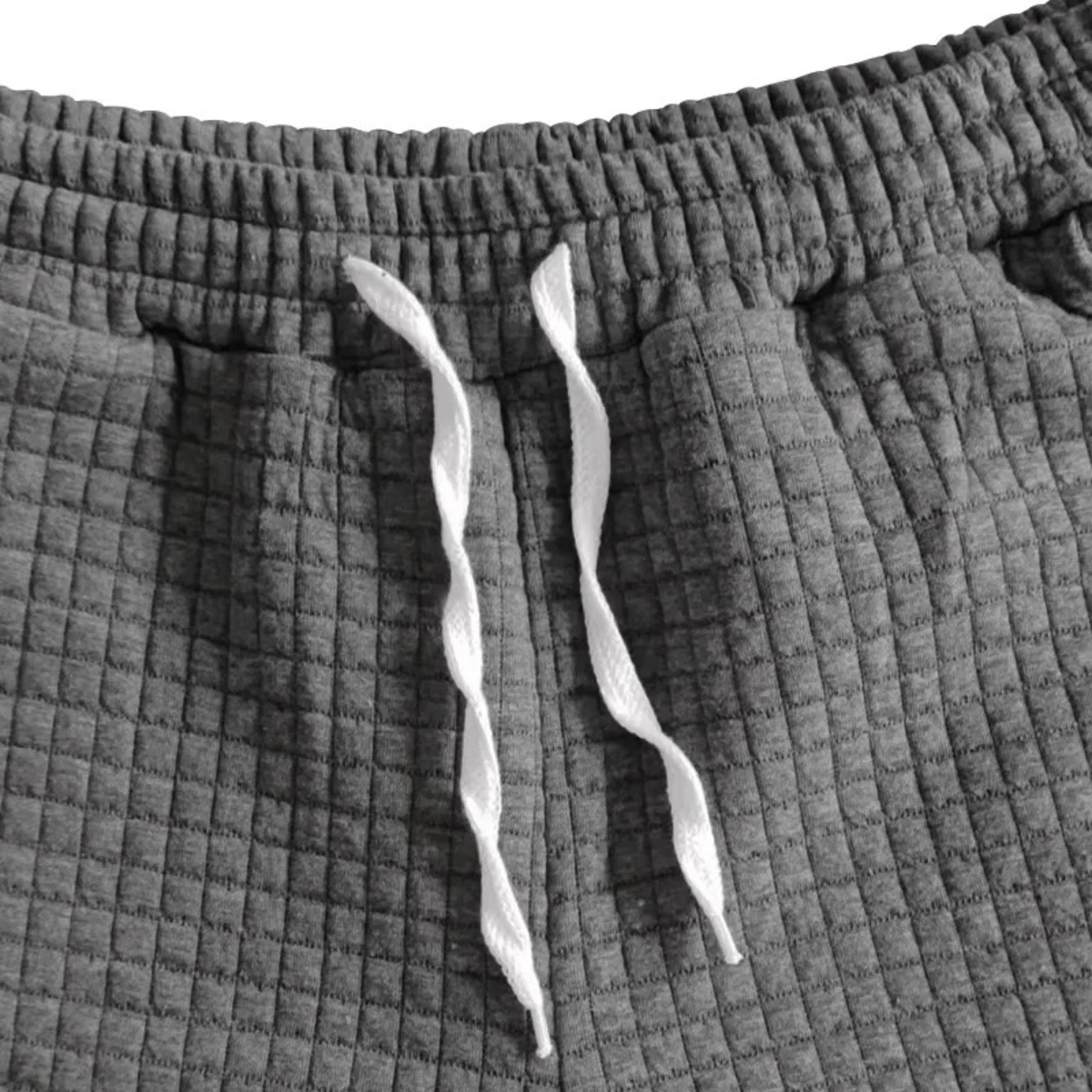 Rückansicht des Herren Sets aus Waffelstrick mit Polohemd und Shorts