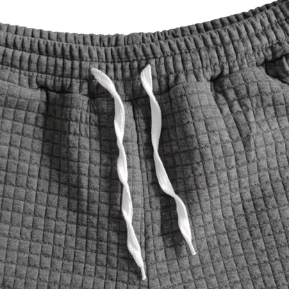 Rückansicht des Herren Sets aus Waffelstrick mit Polohemd und Shorts