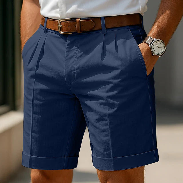 Detailansicht der Falten und des Umschlagsaums der Damen Shorts